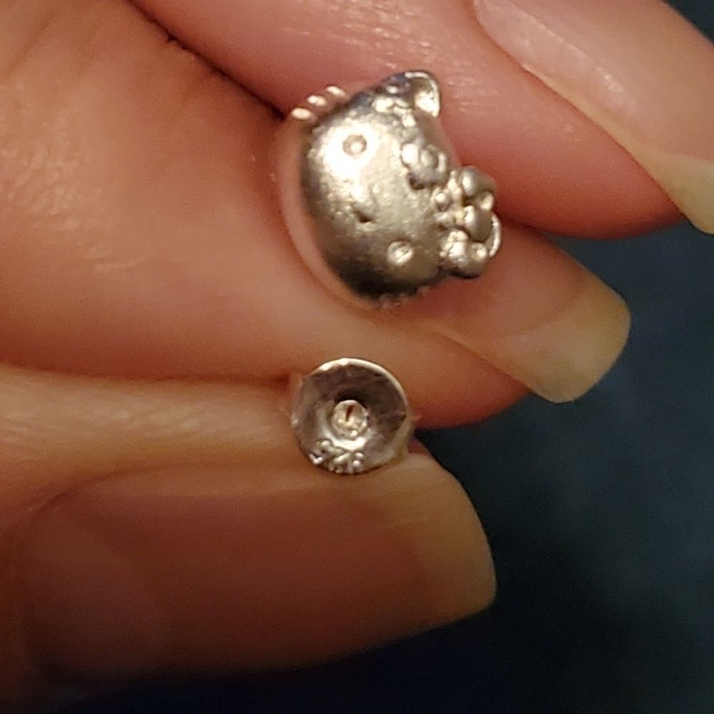 Hello Kitty 😺 SSP Earrings - Picture 4 of 4